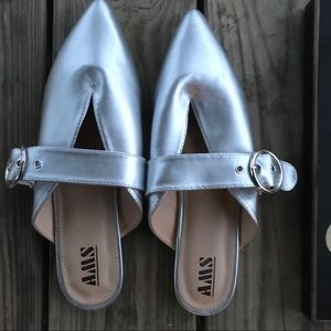 Metallic flats never worn size 9
